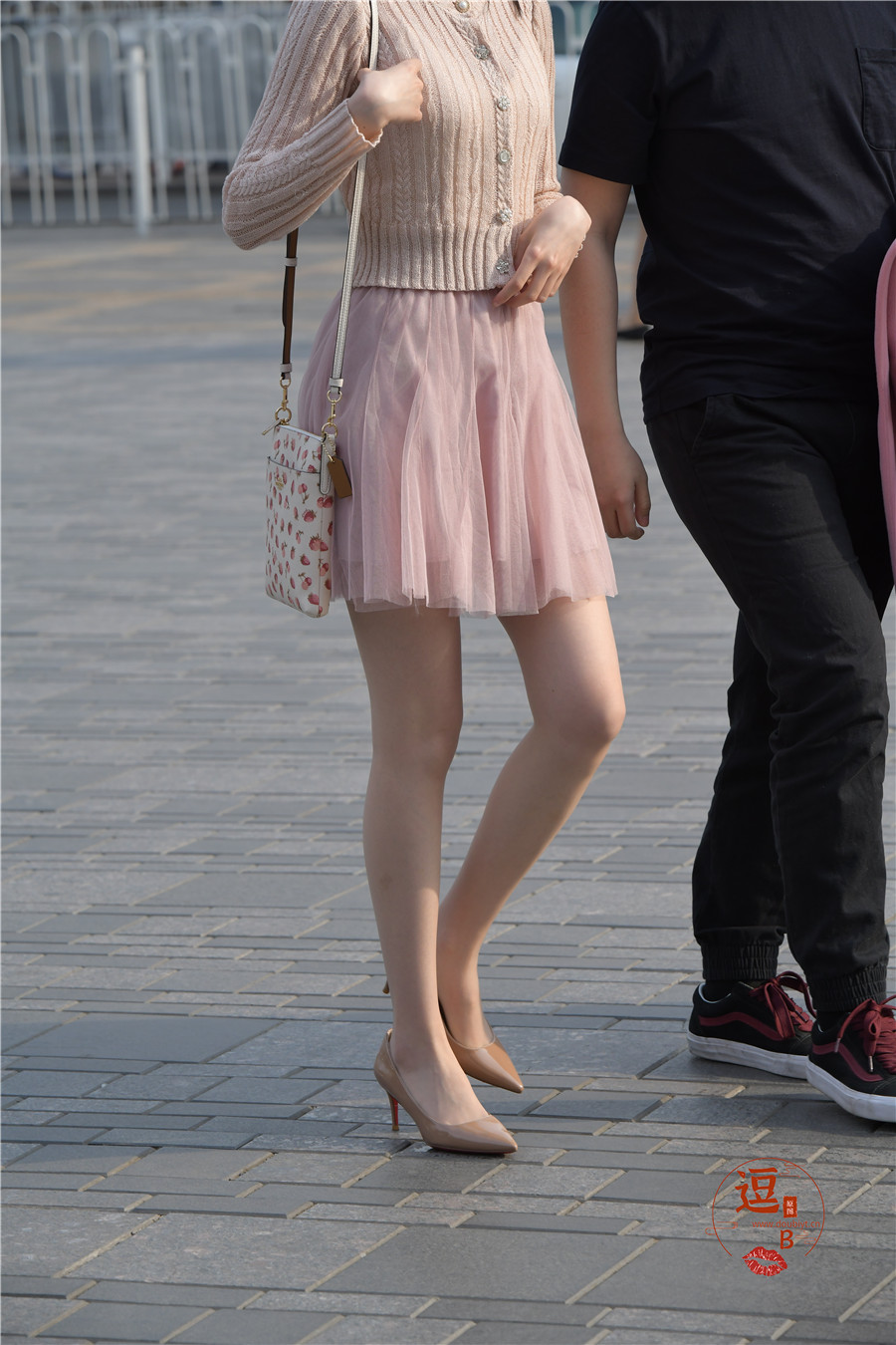 编码0811粉色短裙肉丝美腿高跟 33593359 短裙,美腿,肉丝,高跟, 帖子ID:2950