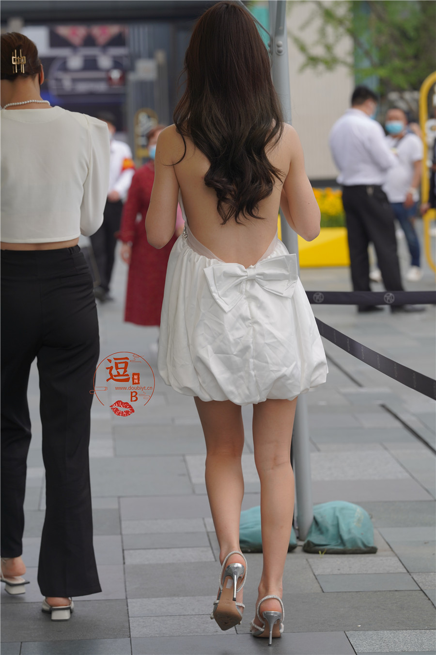 编码3881白色短裙美腿凉高美背 490490 美腿,短裙,美背,凉高, 帖子ID:3491